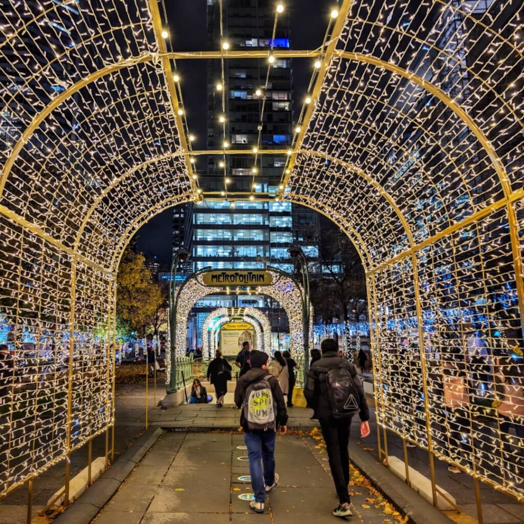 Tunnel de lumières pour les illuminations au square Victoria au centre-ville de Montréal