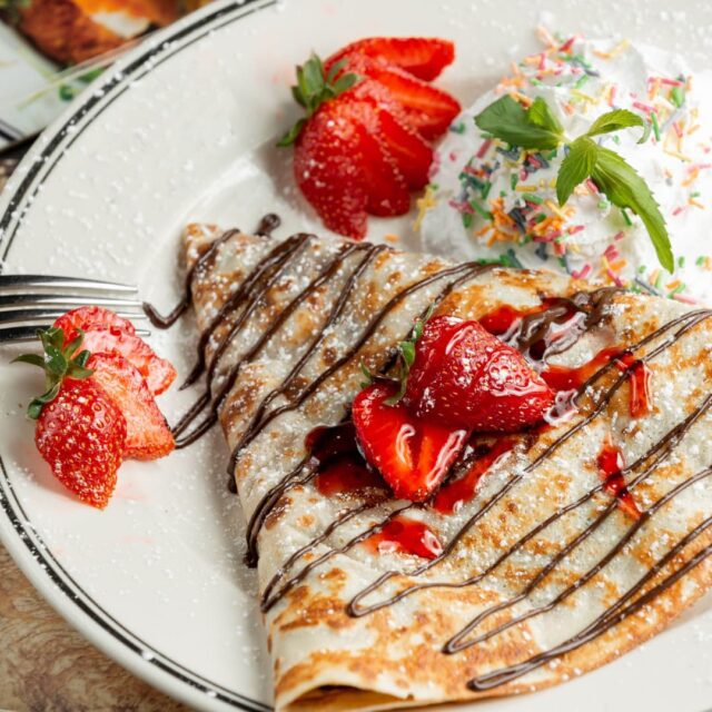 Crêpe aux fraises au restaurant café & crêpe au centre-ville de Montréal
