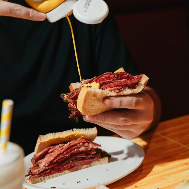 Moutarde sur un smoked meat du Dunn's  au centre-ville de Montréal