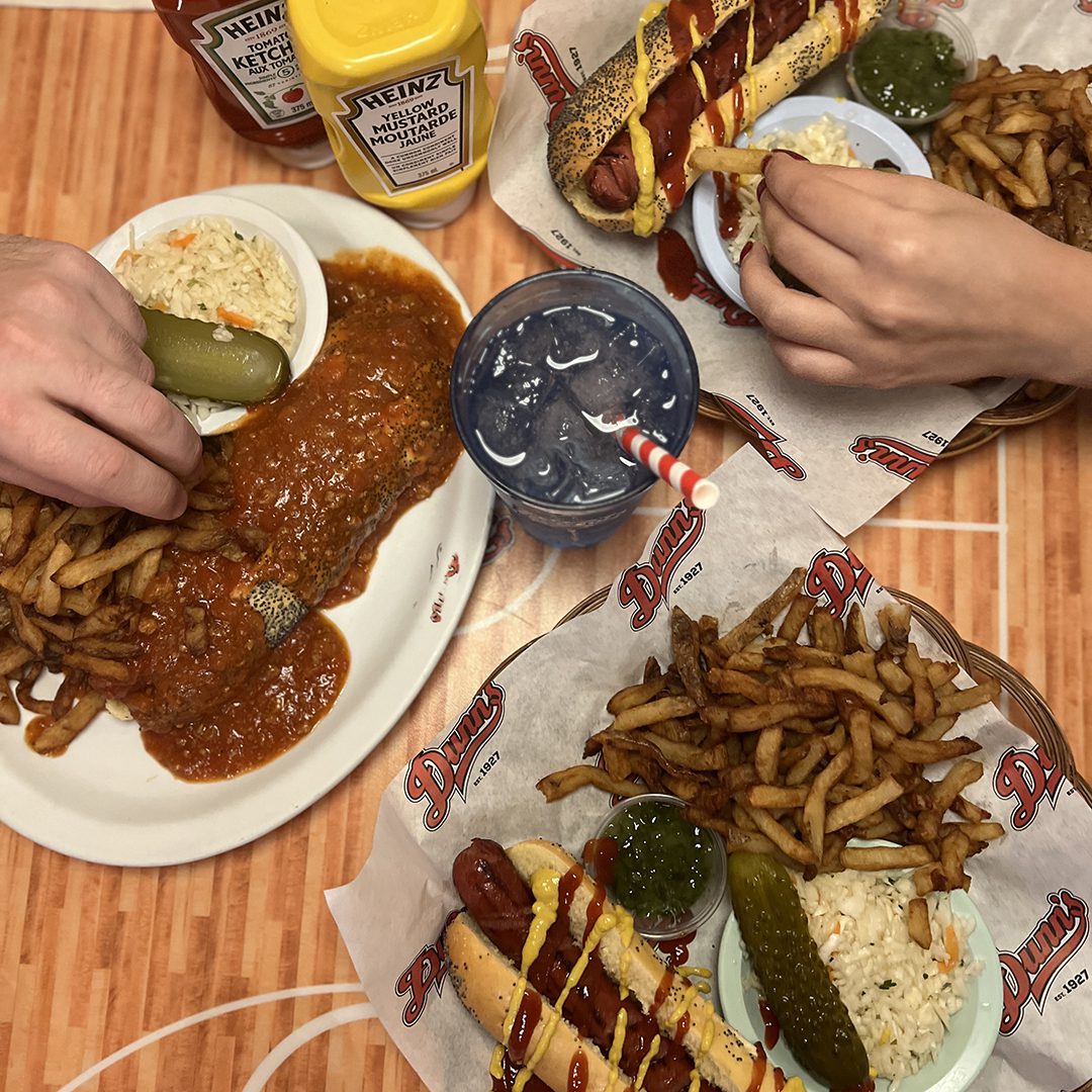 Smoked meat et frites au Dunn’s à Montréal, parfait pour un repas familial.