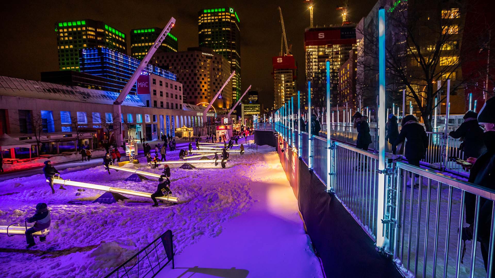 Patinoire éclairée la nuit au centre-ville de Montréal