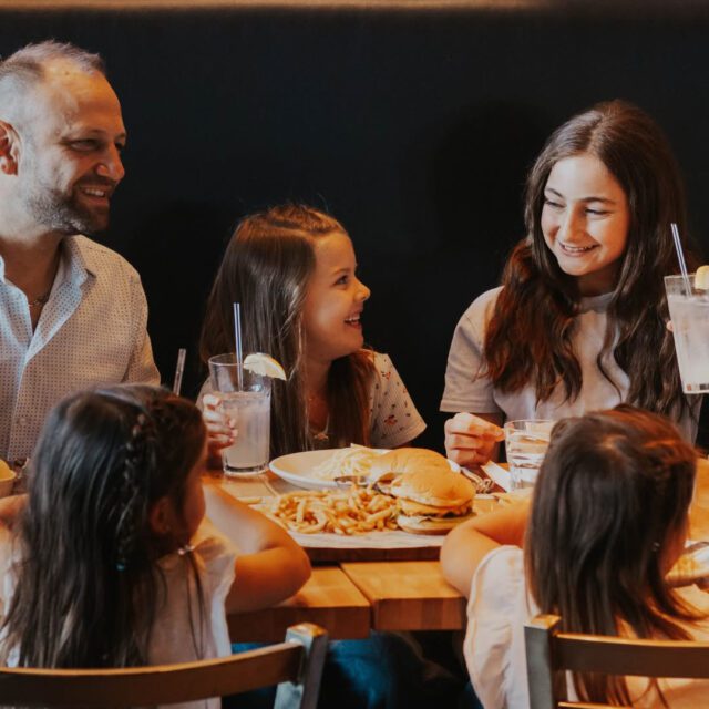 famille assise à table au restaurant Lucille's  au centre-ville de Montréal