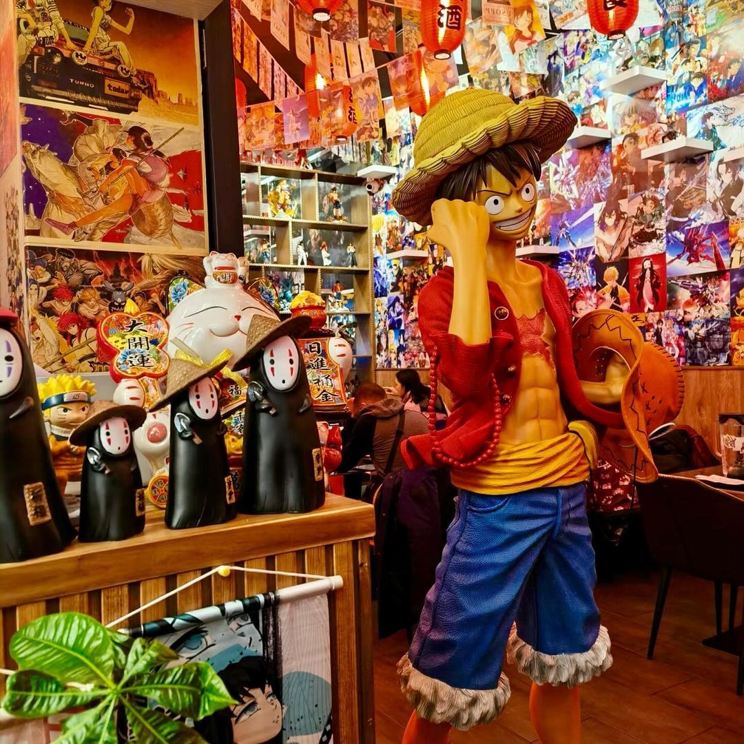 Restaurant Manga Bistro à Montréal avec décor inspiré des anime et sushis à volonté.