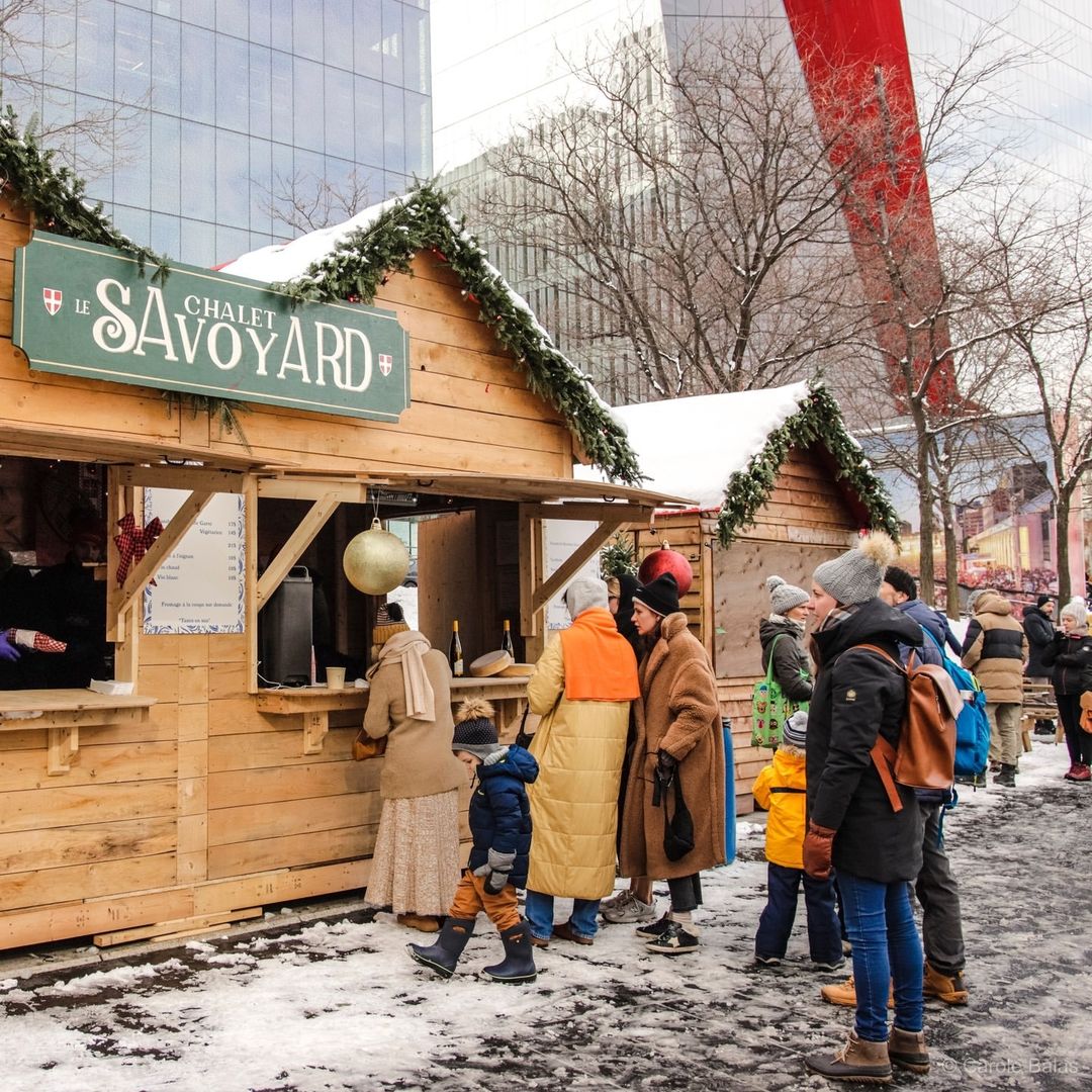 Chalets du Grand Marché de Noël au centre-ville après le défilé.