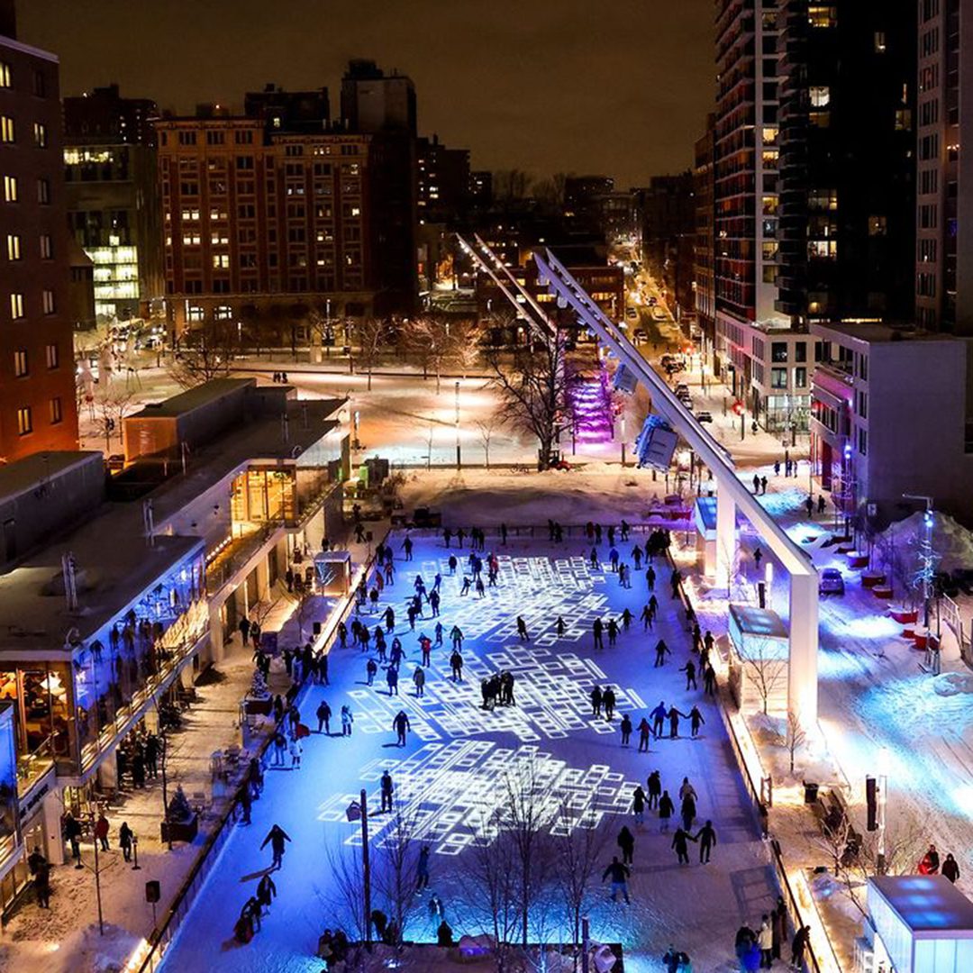 Patinoire éclairée la nuit au Quartier des spectacles