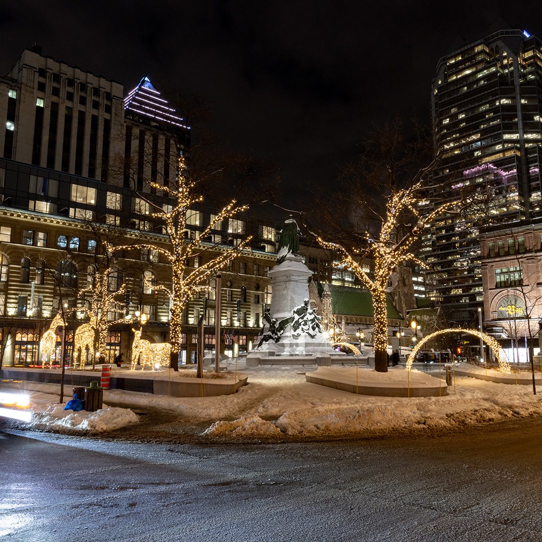 Square Philips illuminé en centre ville de Montréal