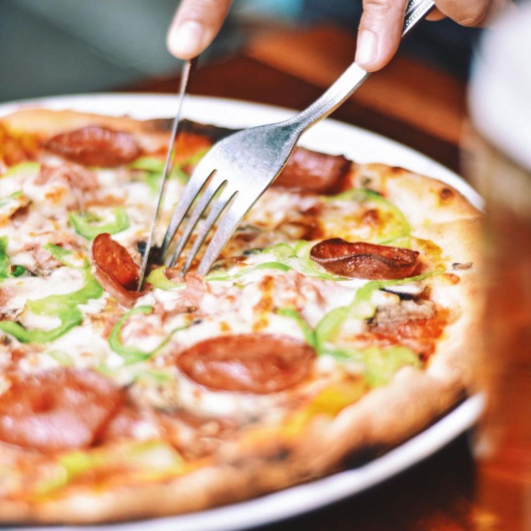 Pizza au feu de bois au Il Focolaio à Montréal, idéale pour partager en famille.