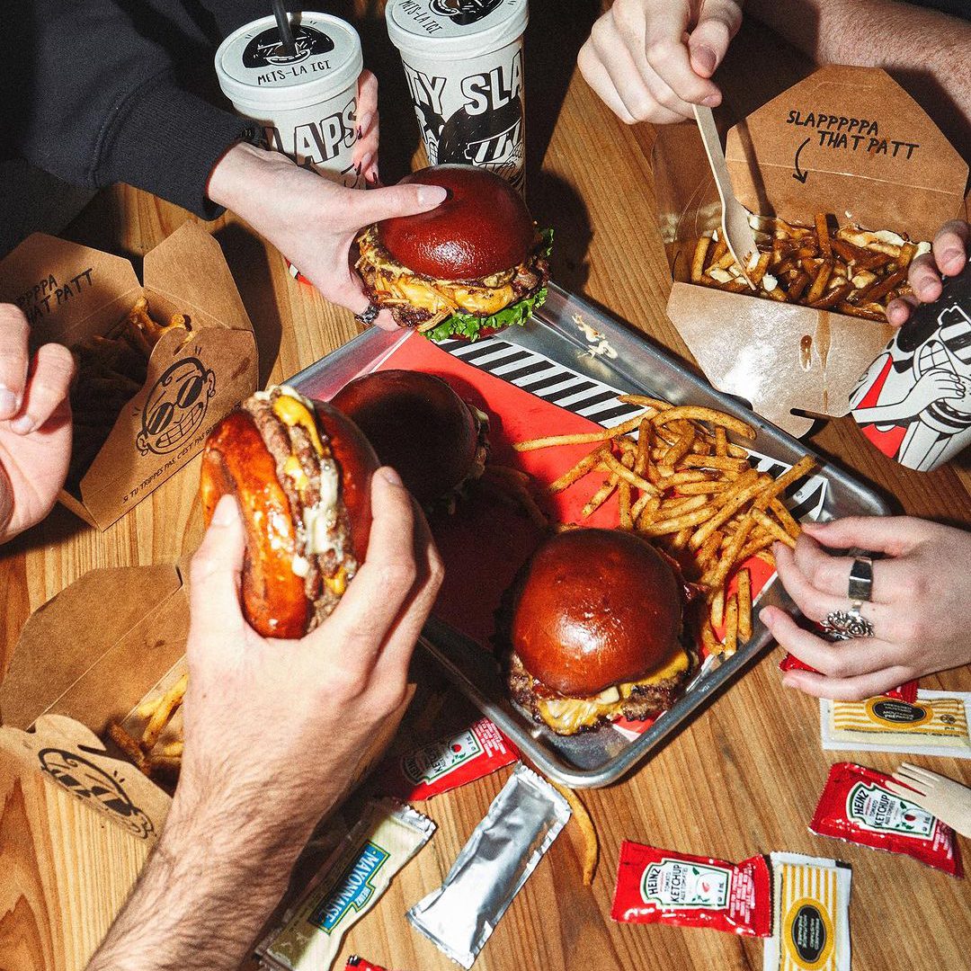 Burgers et frites gourmands chez Patty Slaps à Montréal, idéal pour les familles.