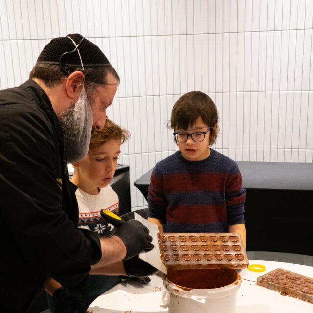 enfants à un atelier de fabrication de chocolat