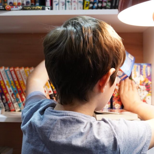 Petit garçon au salon du livre de Montréal