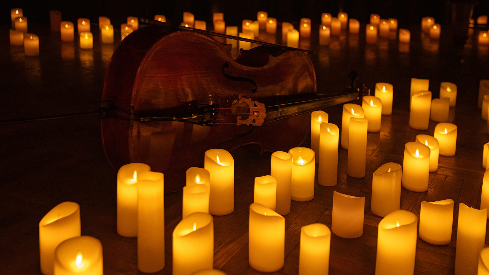 Violoncelle entouré de bougies pour un concert Candlelight au Balcon, Montréal.