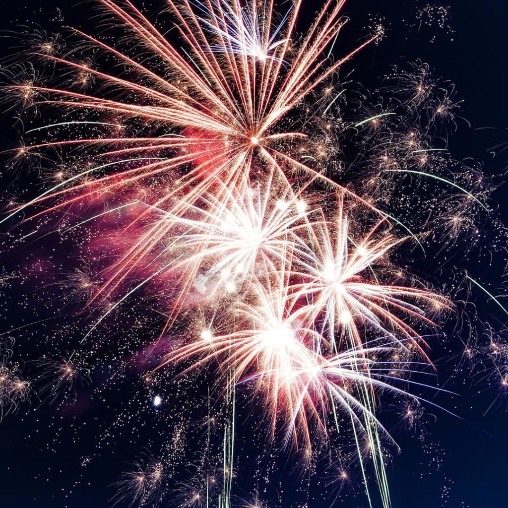 Feux d'artifice pour le nouvel an 2025 au centre-ville de Montréal