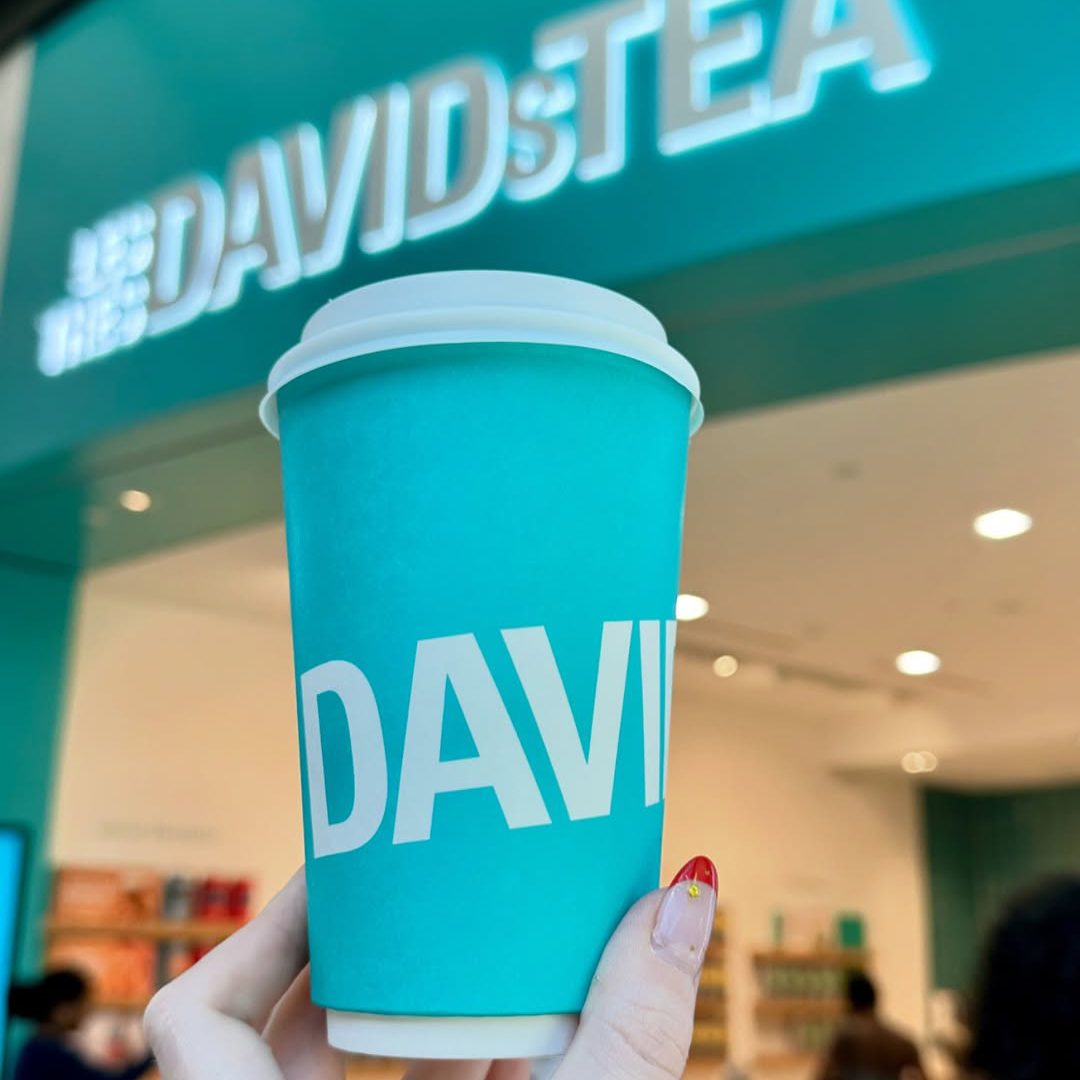 Gobelet David’s Tea devant la boutique au Centre Eaton de Montréal.