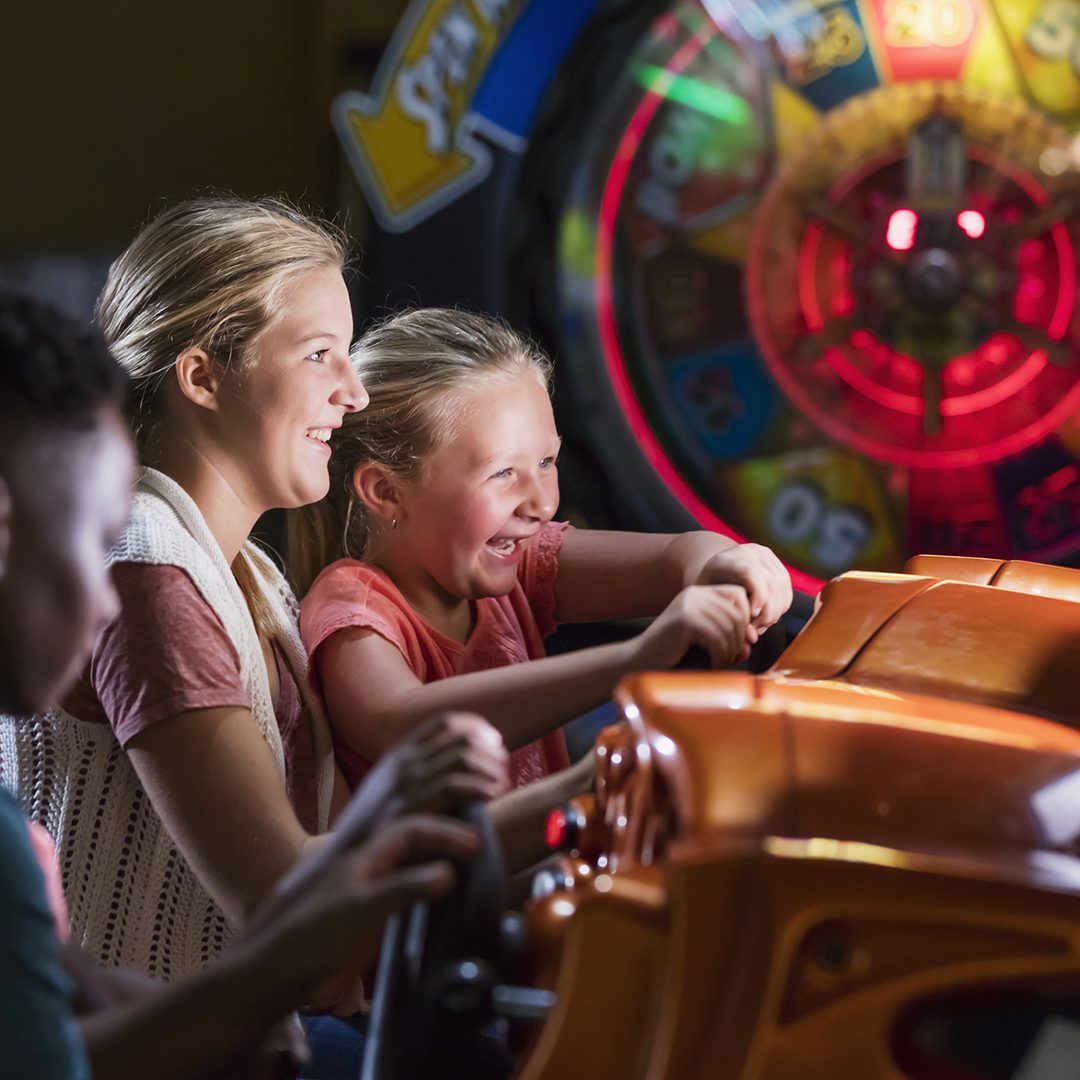 Enfants jouant à des jeux d'arcade au Mira Amusement au Forum de Montréal.