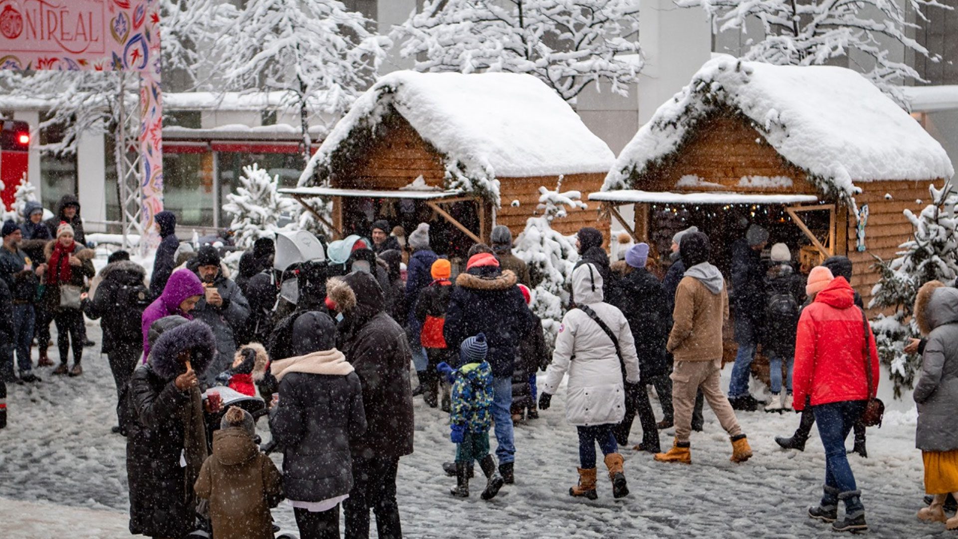 Gens qui magasinent au Marché de Noël du centre-ville de Montréal