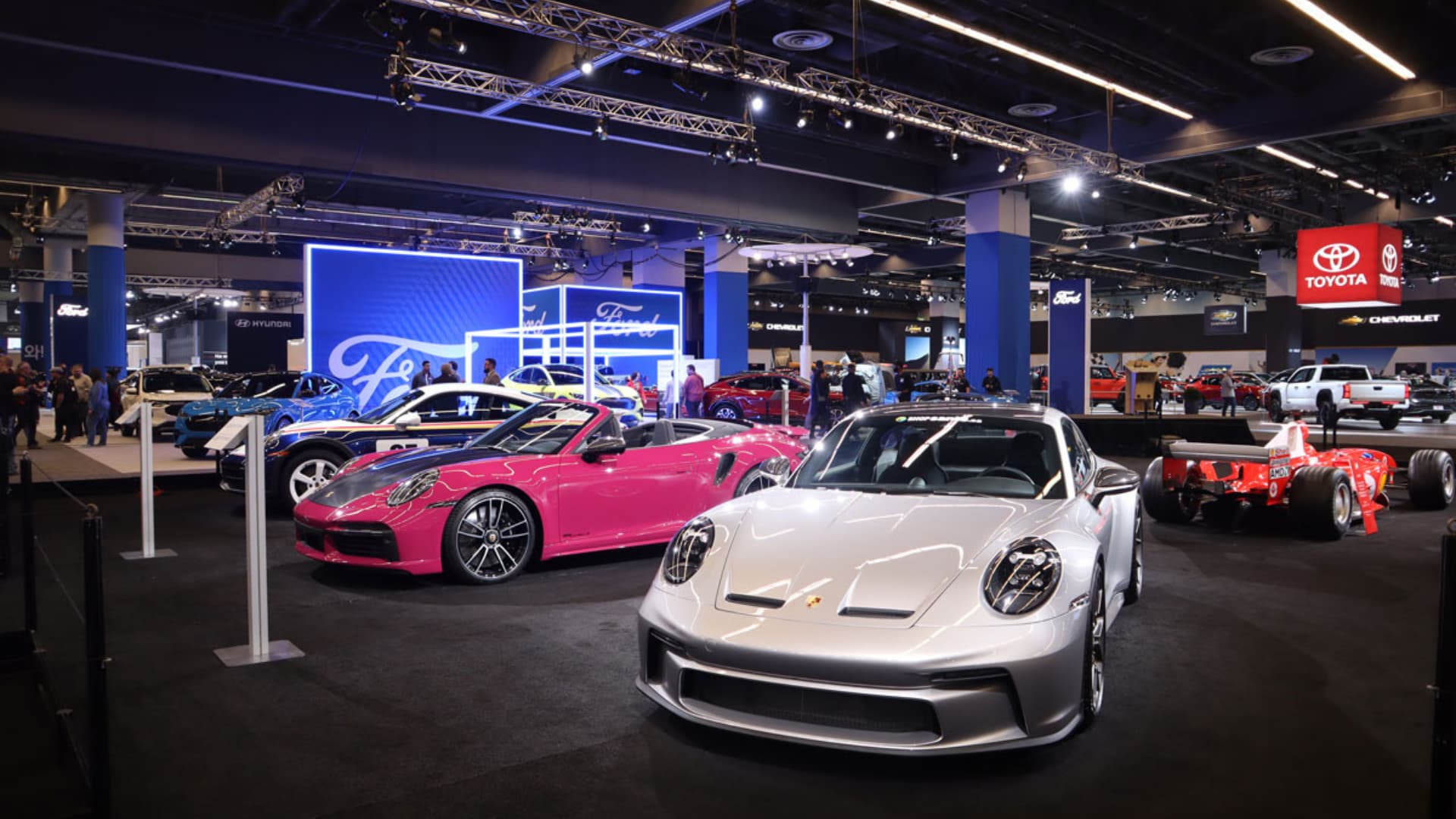 Salon de l’auto de Montréal 2025 : exposition de motos et voitures au Palais des congrès.