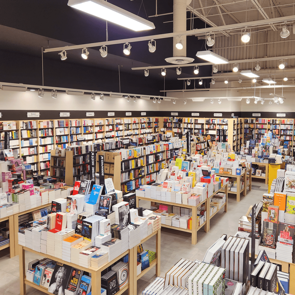 Librairie Renaud-Bray au centre-ville, livres et cadeaux.