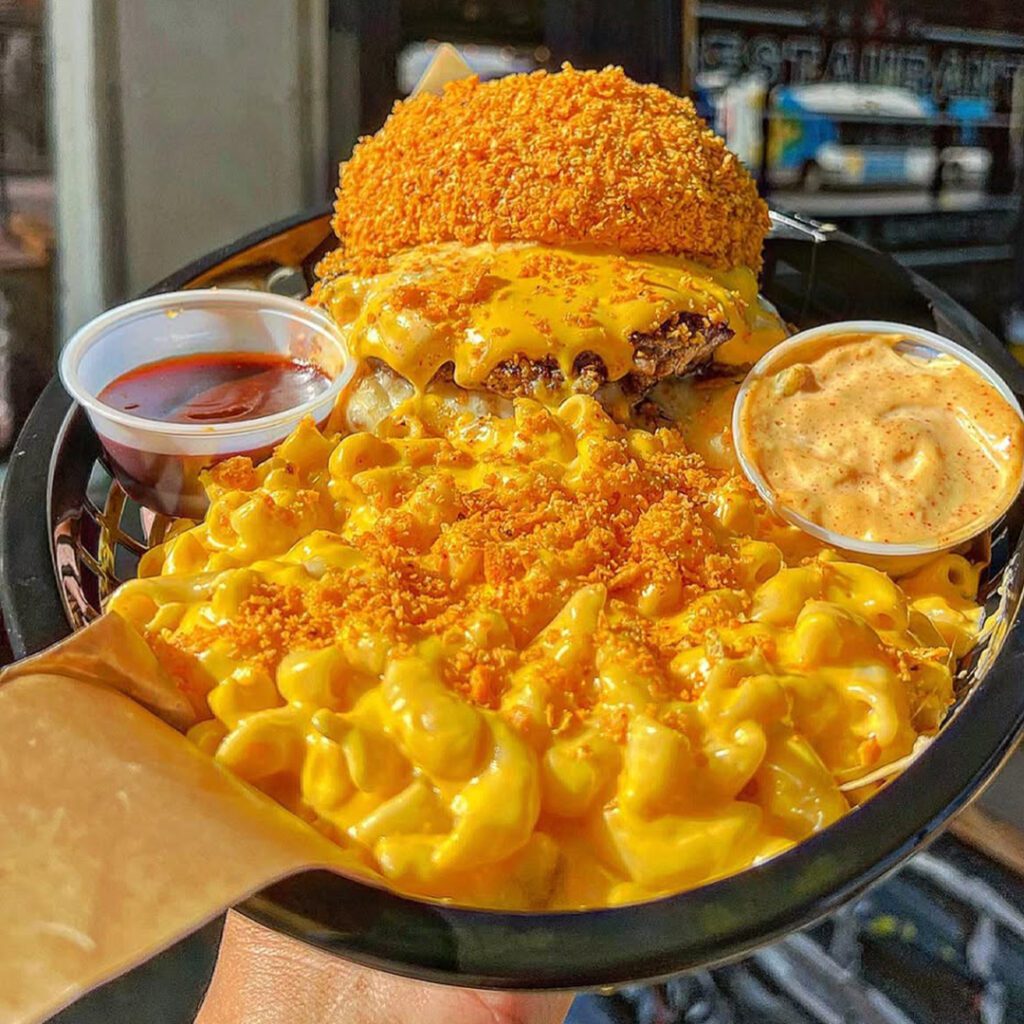 Mac and cheese et burger gourmands chez Crusty Burger.