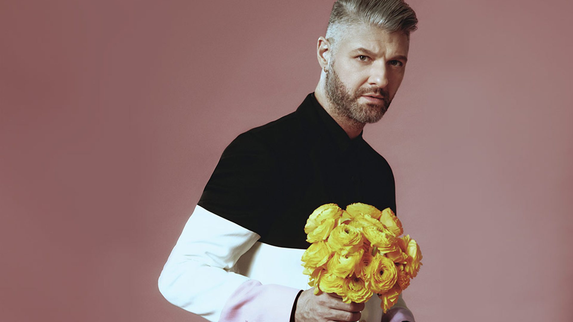 Pierre Lapointe holding a bouquet of flowers for his show at the Gesù in Montreal.