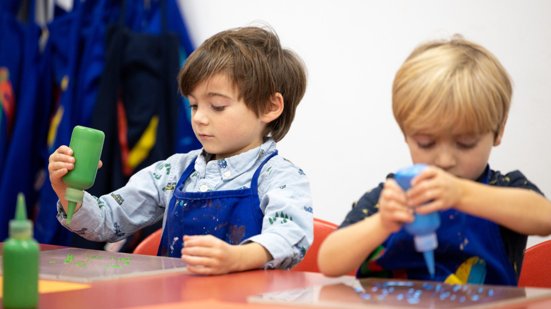 Enfants participant à un atelier créatif sur l’art inuit au Musée McCord Stewart.