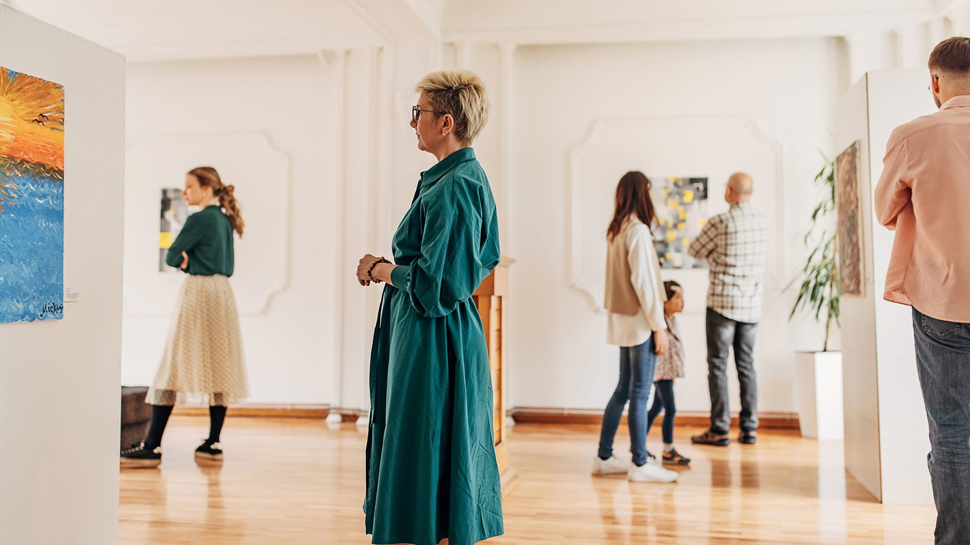 Visiteurs découvrant une galerie d'art à Montréal.