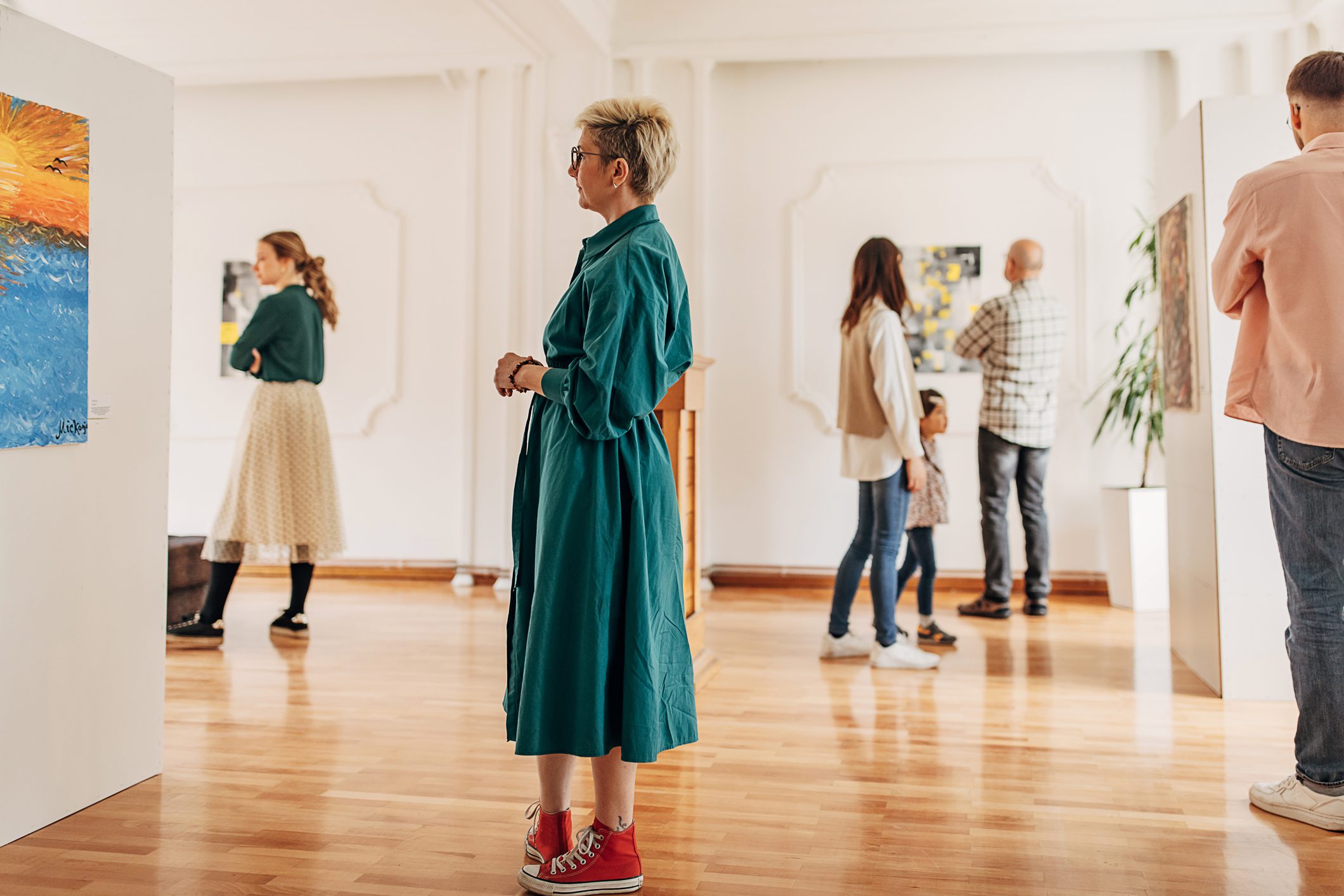 Visiteurs découvrant une galerie d'art à Montréal.