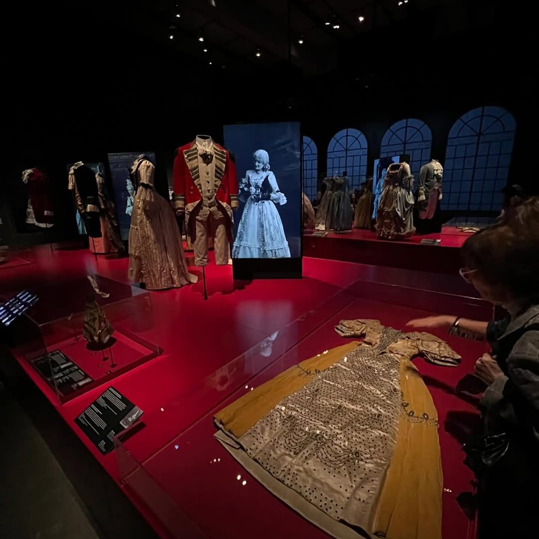 Exposition de costumes historiques au Musée McCord.