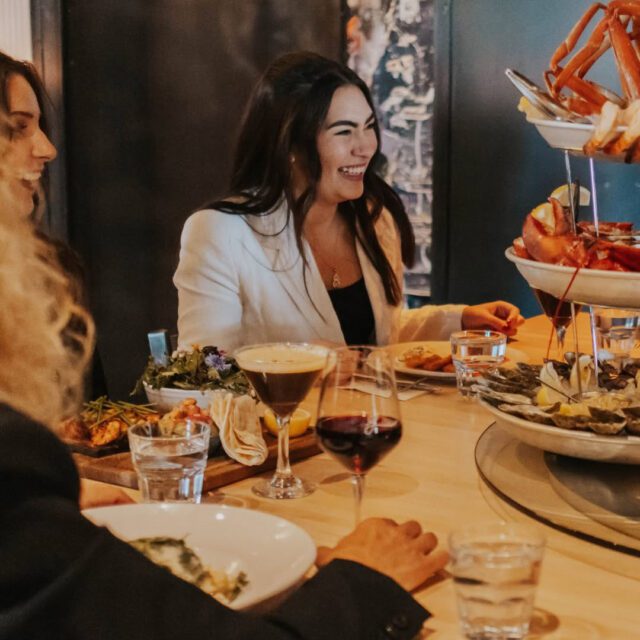 lunch d'affaires avec cocktails et huîtres au Lucille's du centre-ville de Montréal