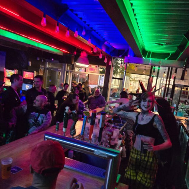 Ambiance festive au Piranha Bar avec éclairage coloré