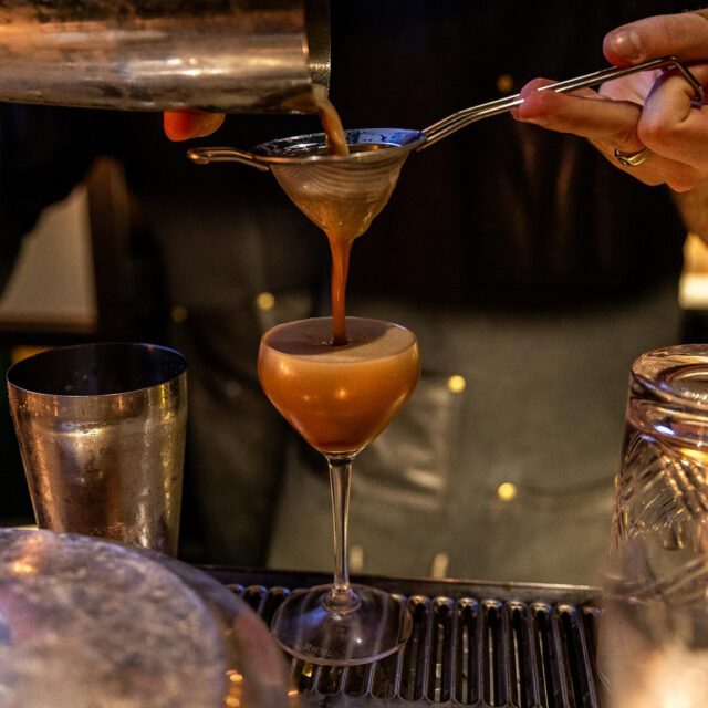 Préparation d’un espresso martini au bar OMBRÉ à Montréal