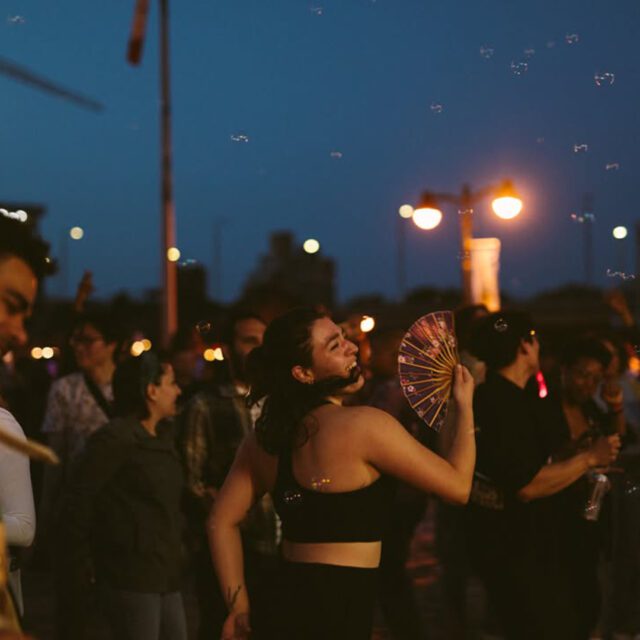 Danseurs sur scène lors du Festival M.A.D. au centre-ville de Montréal.