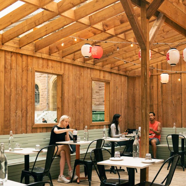 Terrasse japonaise en bois au restaurant Biiru à Montréal