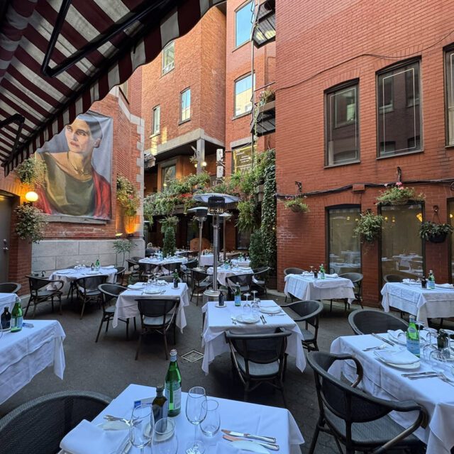 Terrasse fleurie du restaurant Il Cortile dans le Mille Carré Doré