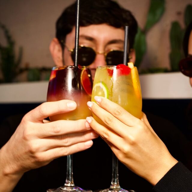 Cocktails colorés partagés lors d’un 5 à 7 au Cantina centre-ville de Montréal