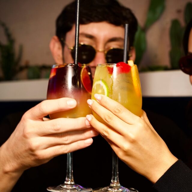 Cocktails colorés partagés lors d’un 5 à 7 au Cantina centre-ville de Montréal