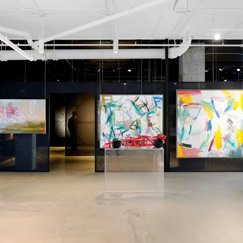 Vue sur les oeuvres dans la Gallerie de Bellefeuille