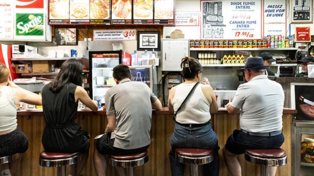 Clients au comptoir d'un restaurant, à Montréal