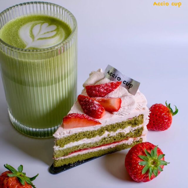 Boisson au matcha et gâteau aux fraises servis chez Accio Cup au centre-ville de Montréal.