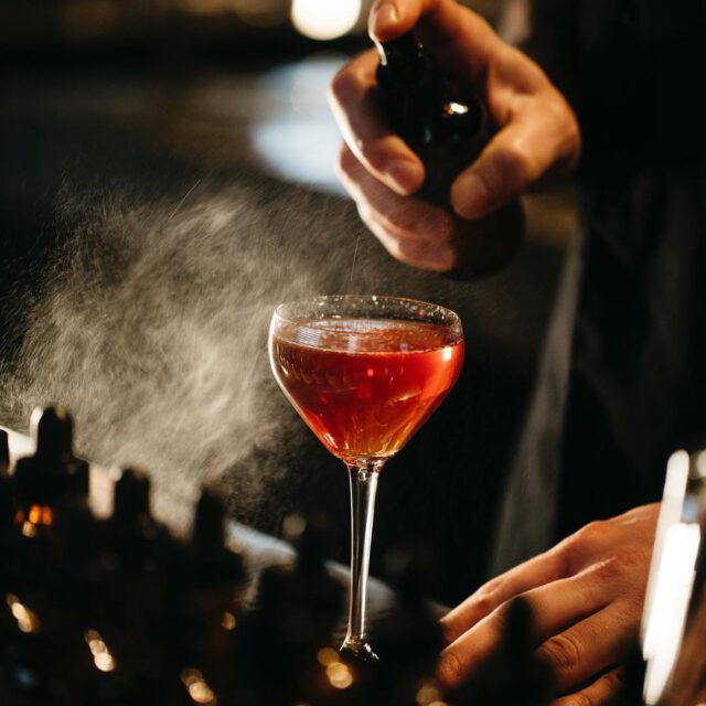 Cocktail signature préparé au Cloakroom, ambiance feutrée.