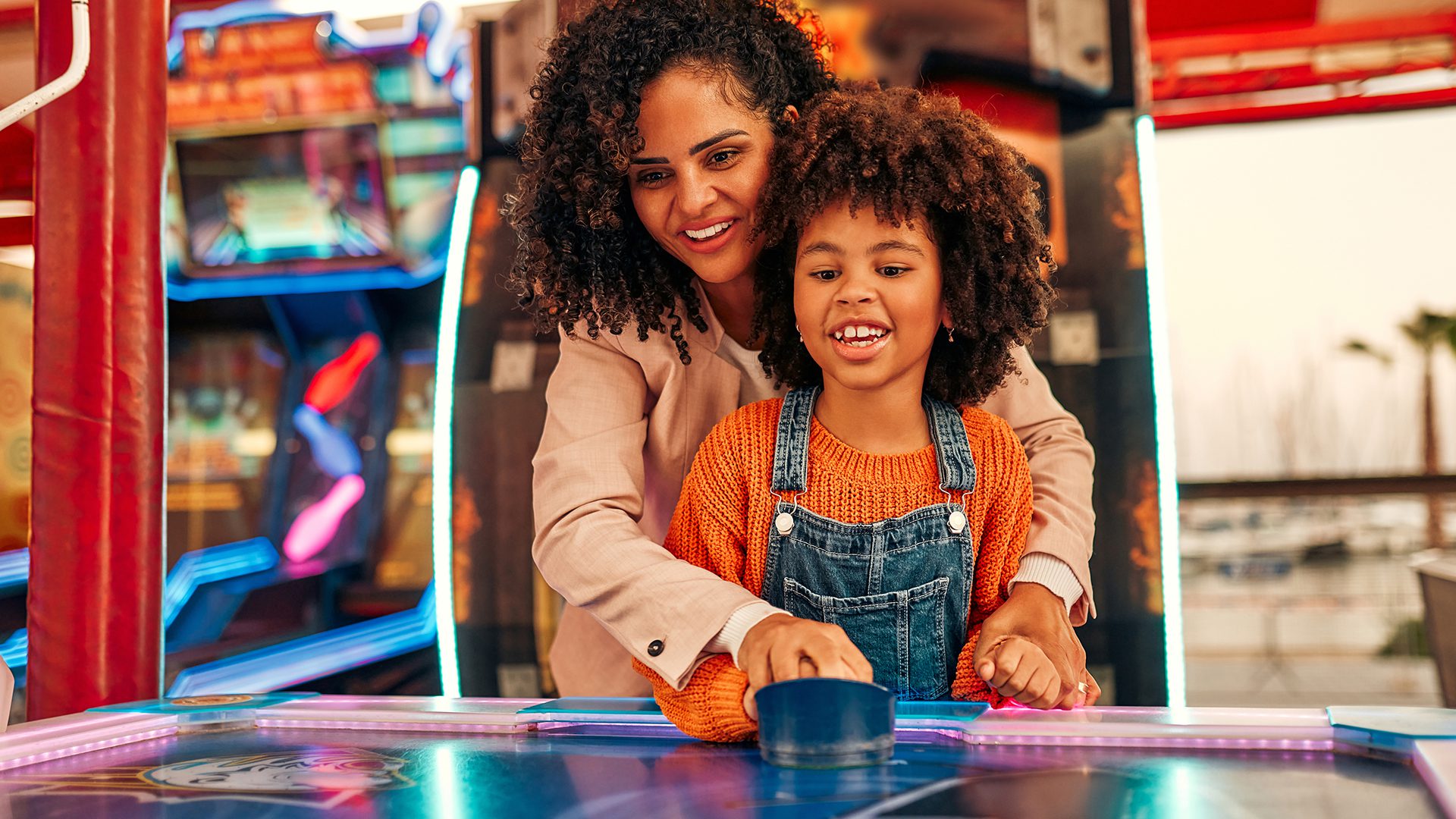 Famille s’amusant ensemble dans un centre de divertissement intérieur au centre-ville de Montréal.