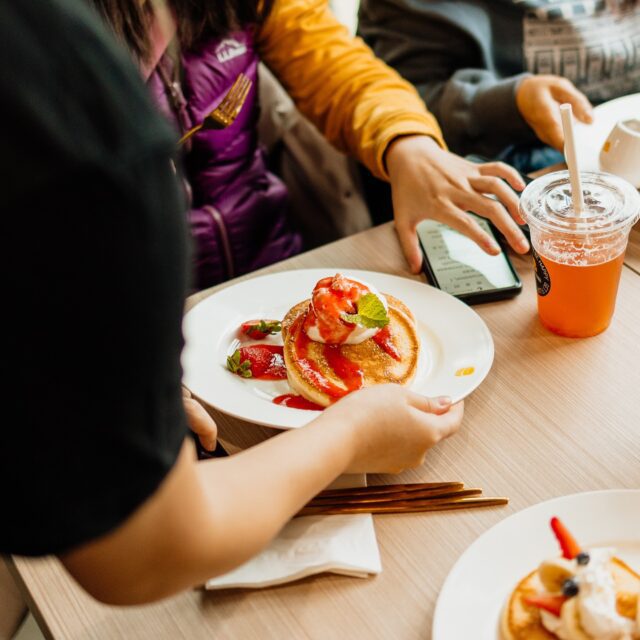 Soufflé pancakes japonais garnis de fruits servis chez Fuwa Fuwa au centre-ville de Montréal.