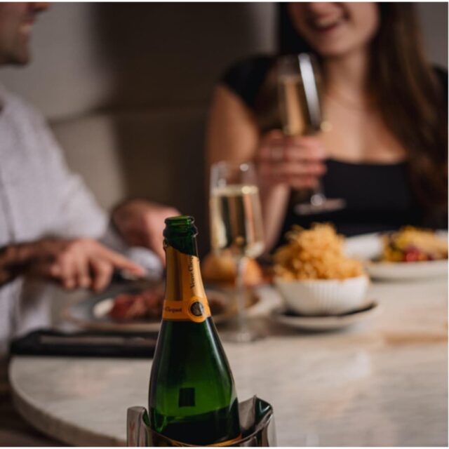 Couple en train de manger au restaurant Lloyd au centre-ville de Montréal