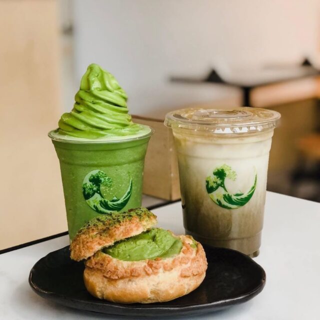 Crème glacée molle au matcha, boisson au matcha et dessert servis chez Matcha Zan Mai à Montréal.
