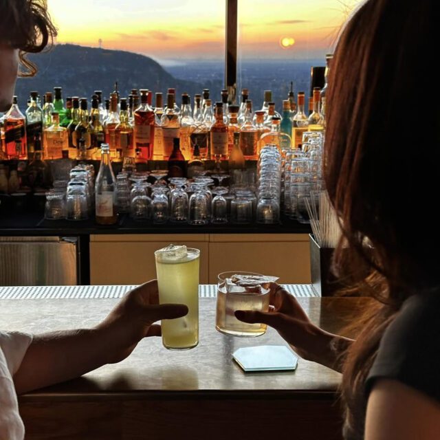 Cocktails au Sora 45, au coucher du soleil.
