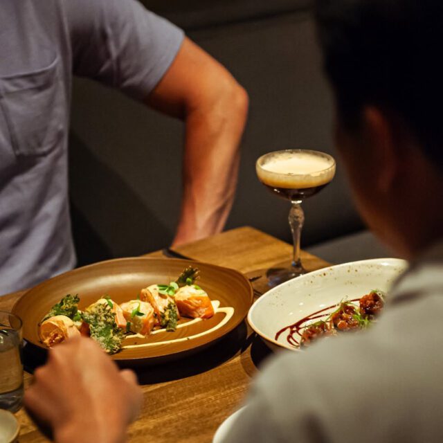 Plats à partager servis chez ZOËLLE dans une ambiance feutrée.