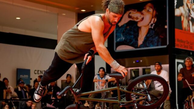 Athlète de BMX sur son vélo, dans le Centre Eaton de Montréal