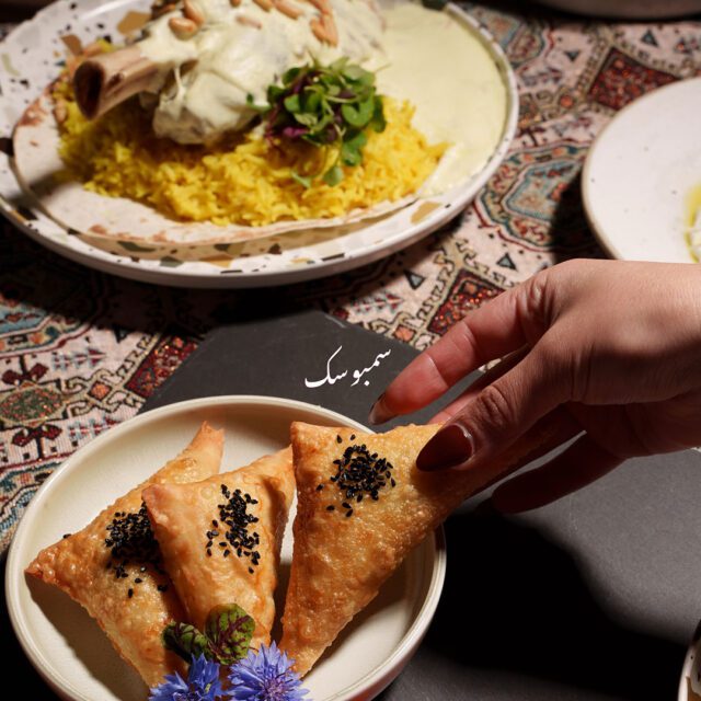 Mansaf et mezzés servis pour l’iftar chez Abu el Zulof au centre-ville de Montréal.