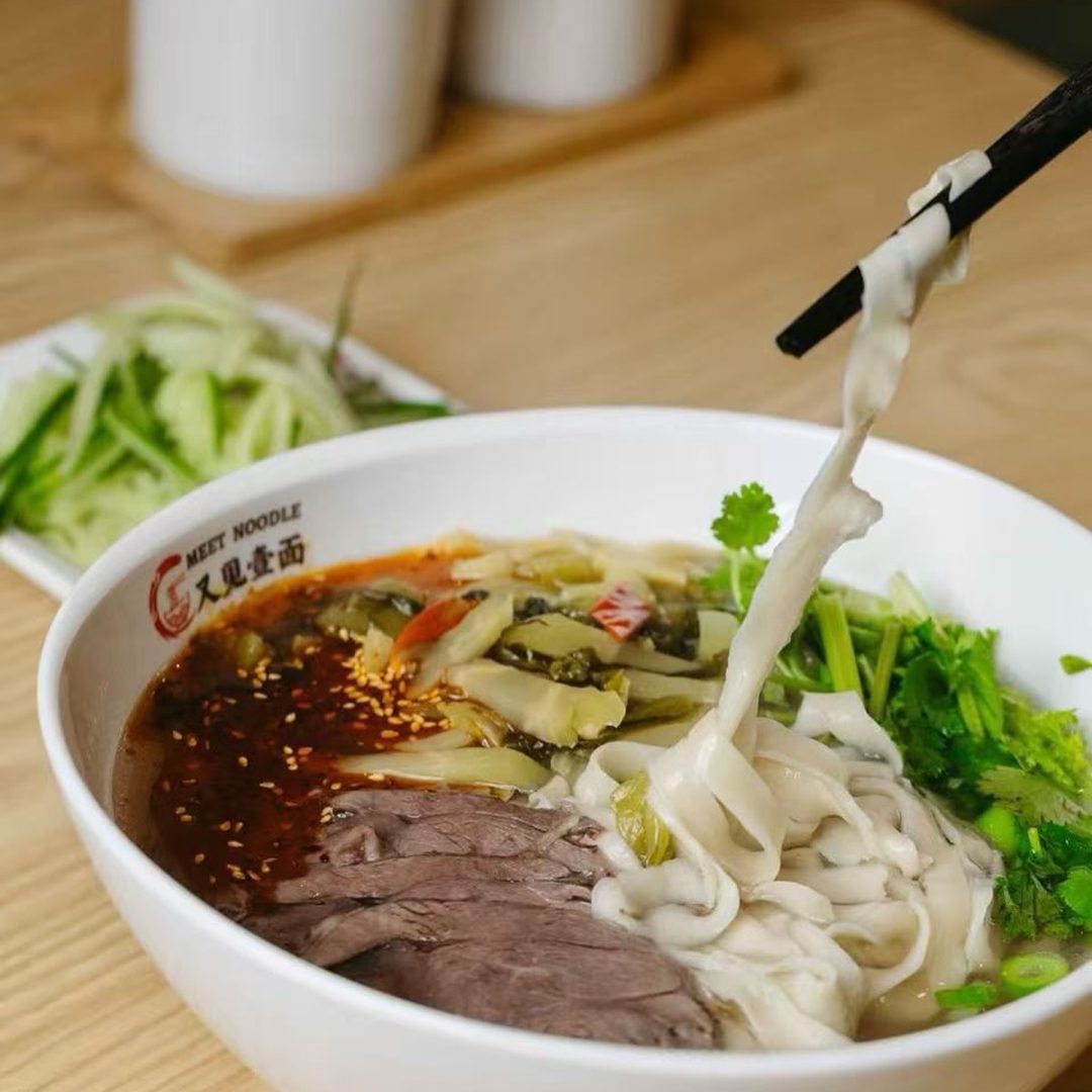 Bol de nouilles tirées à la main au bœuf chez Chez Nouille.