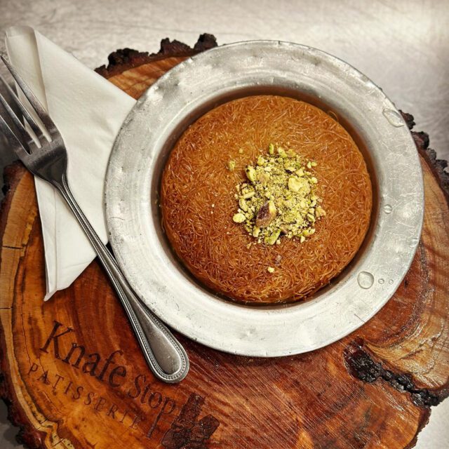 Knafeh nabulsi chaude garnie de pistaches chez Knafe Stop au centre-ville de Montréal.