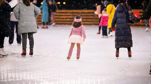 Petite fille patinant à La Patinoire sous l'Anneau au centre-ville de montréal